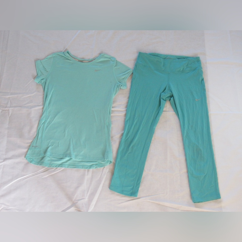 Nike Running Dri-Fit set blue aqua short sleeve with back pocket
